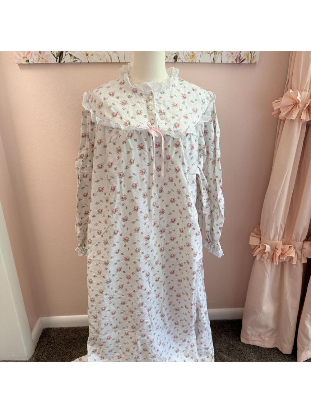Vintage floral prairie nightgown fits L/XL